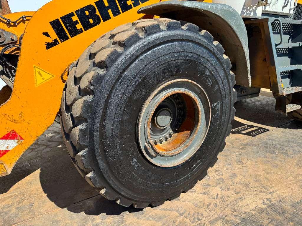 Liebherr L580 - German Machine / Joystick Controls Photo 21