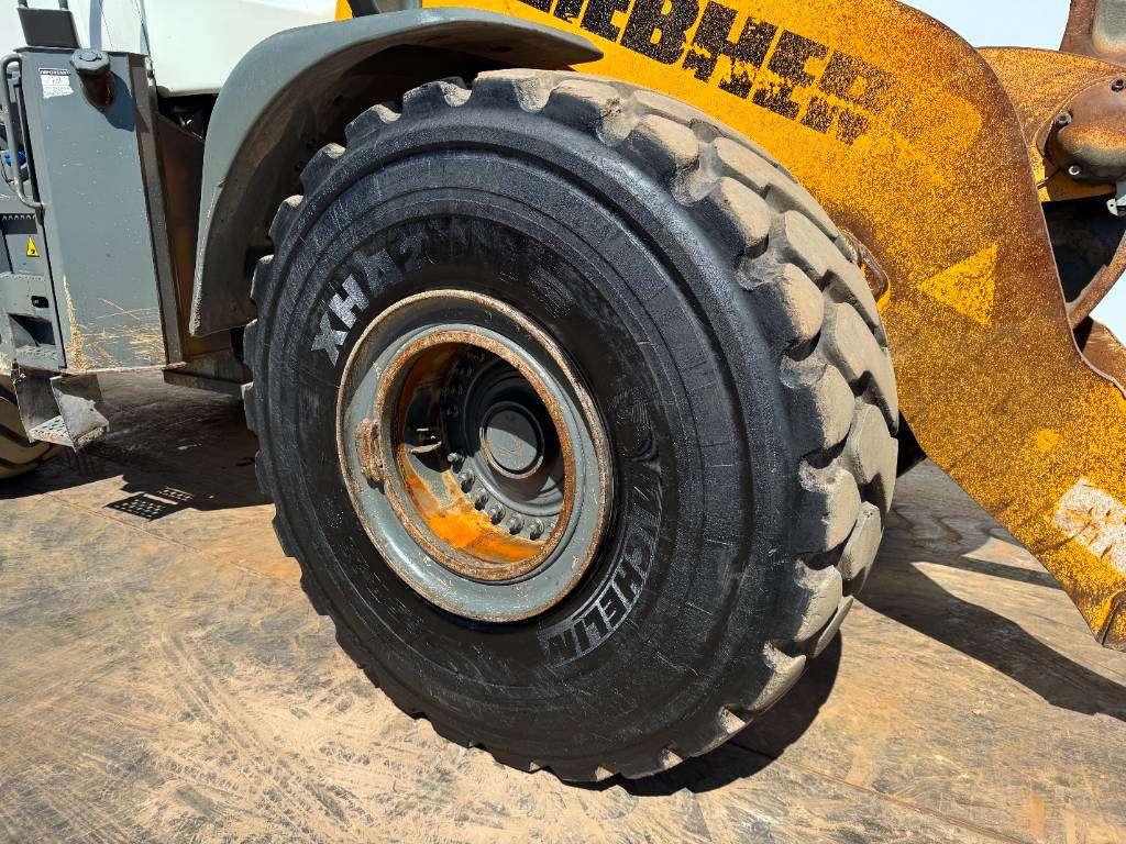 Liebherr L580 - German Machine / Joystick Controls Photo 24