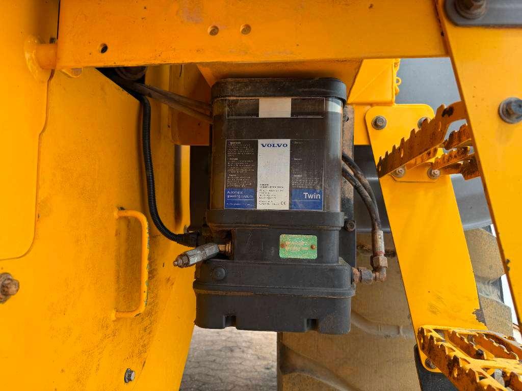 Volvo L110H - Weight System / Backup Camera Photo 22