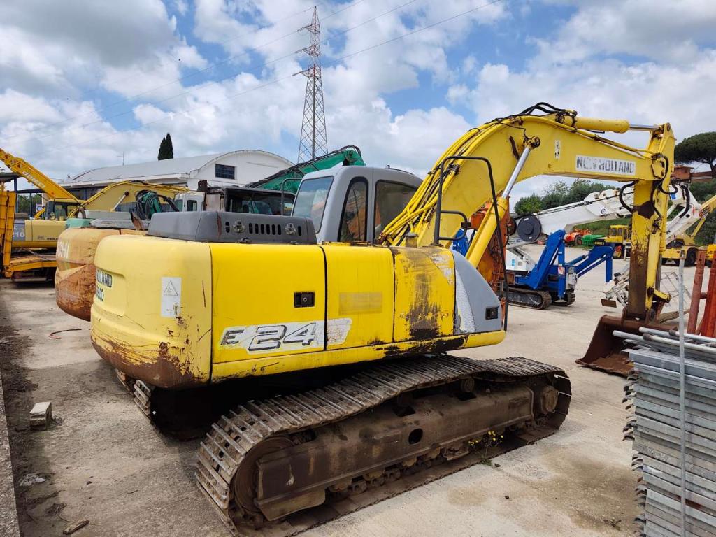 New Holland E245 Photo 3