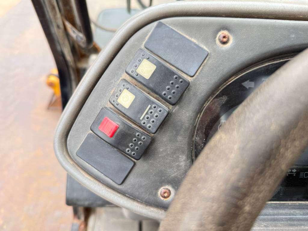 Caterpillar TH460B - 15m Reach / 4 Wheel Steering Photo 11