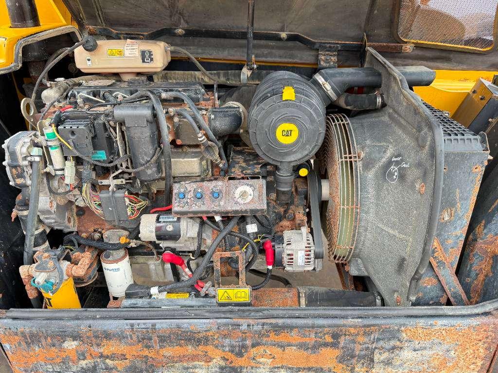 Caterpillar TH460B - 15m Reach / 4 Wheel Steering Photo 28