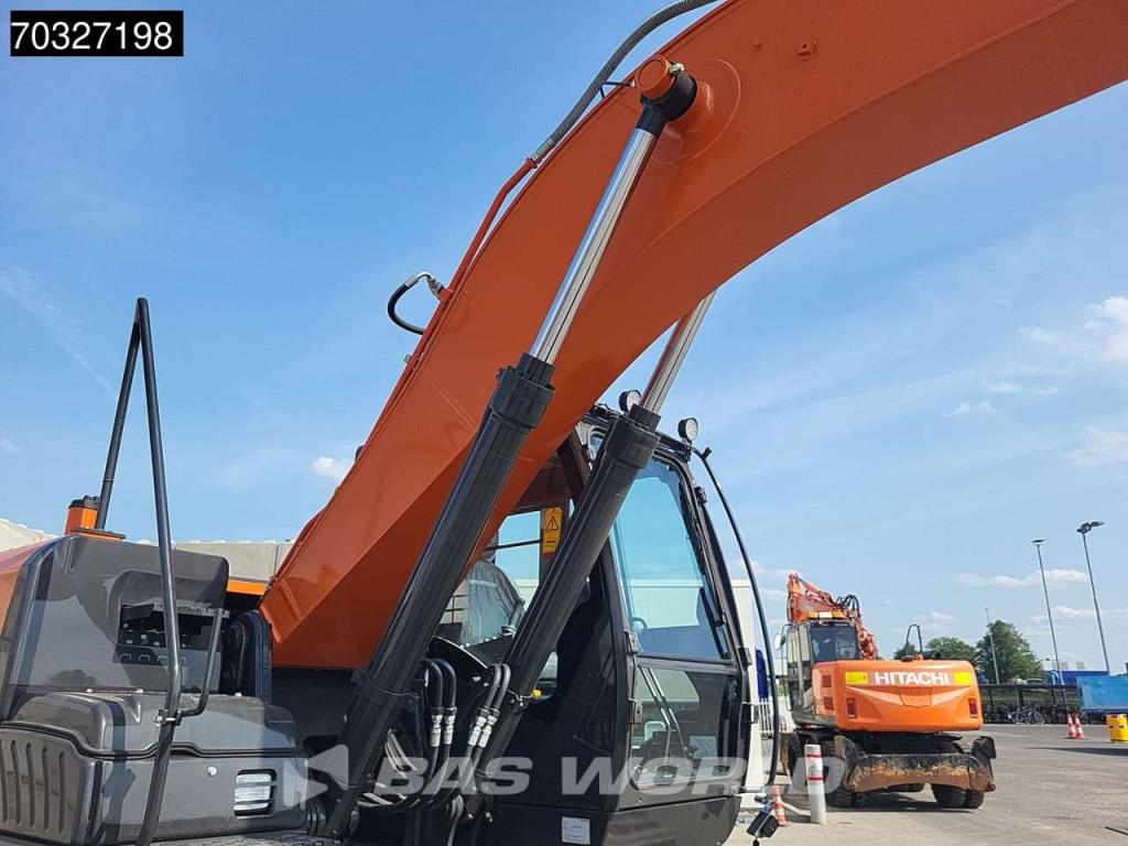 Hitachi ZX220 LC-5G ISUZU ENGINE Photo 11