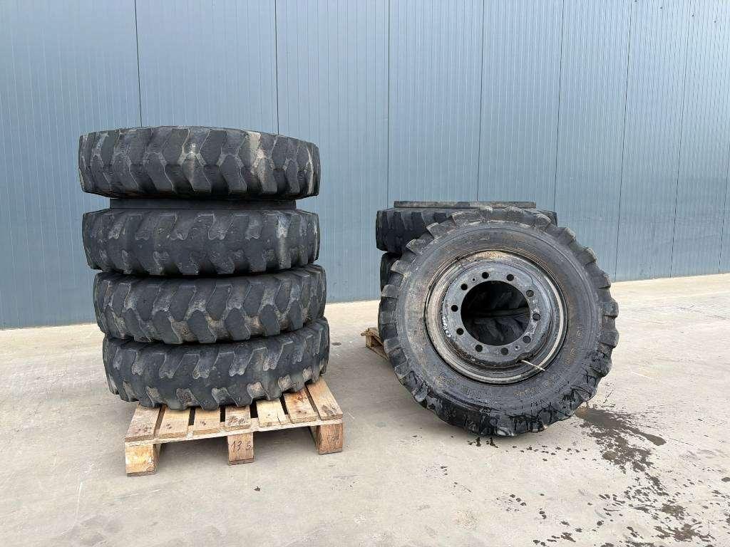 Pneu pour Mitas 1000 x 20 Set / 10.00 x 20: 4x2 Tyres / 1000-20 Photo 1