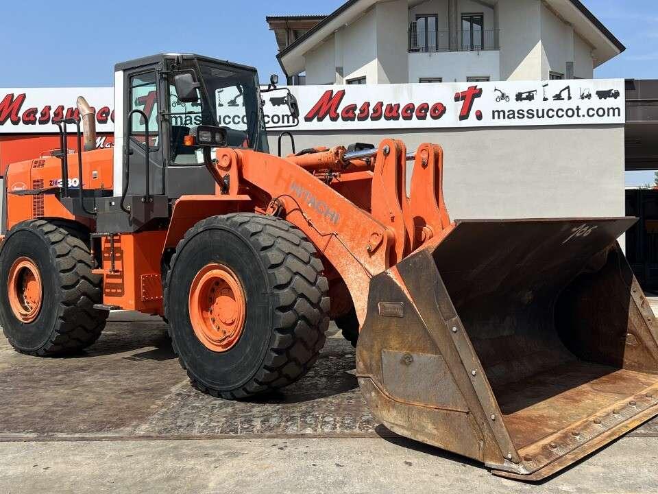 Hitachi ZW330 Photo 11
