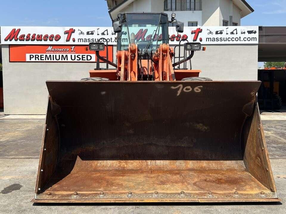 Hitachi ZW330 Photo 15