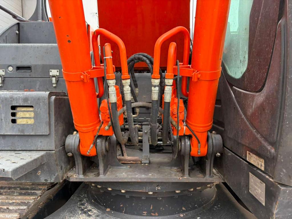 Hitachi ZX210-6 Photo 13