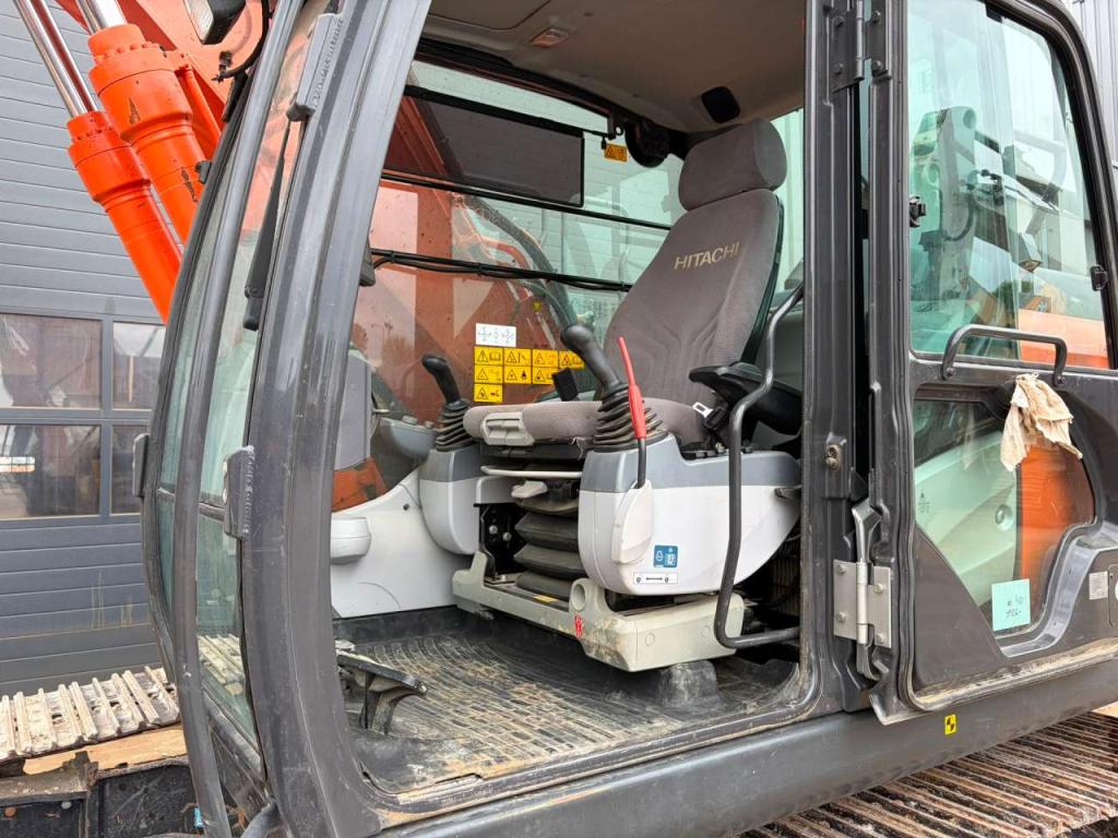 Hitachi ZX210-6 Photo 23