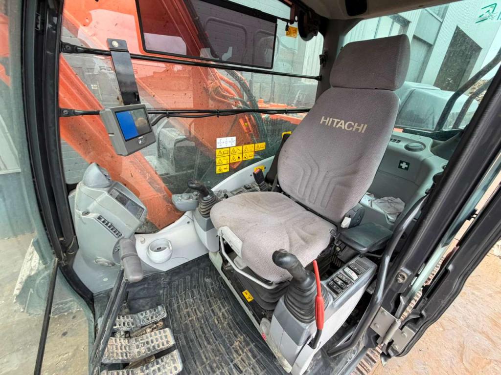 Hitachi ZX210-6 Photo 24