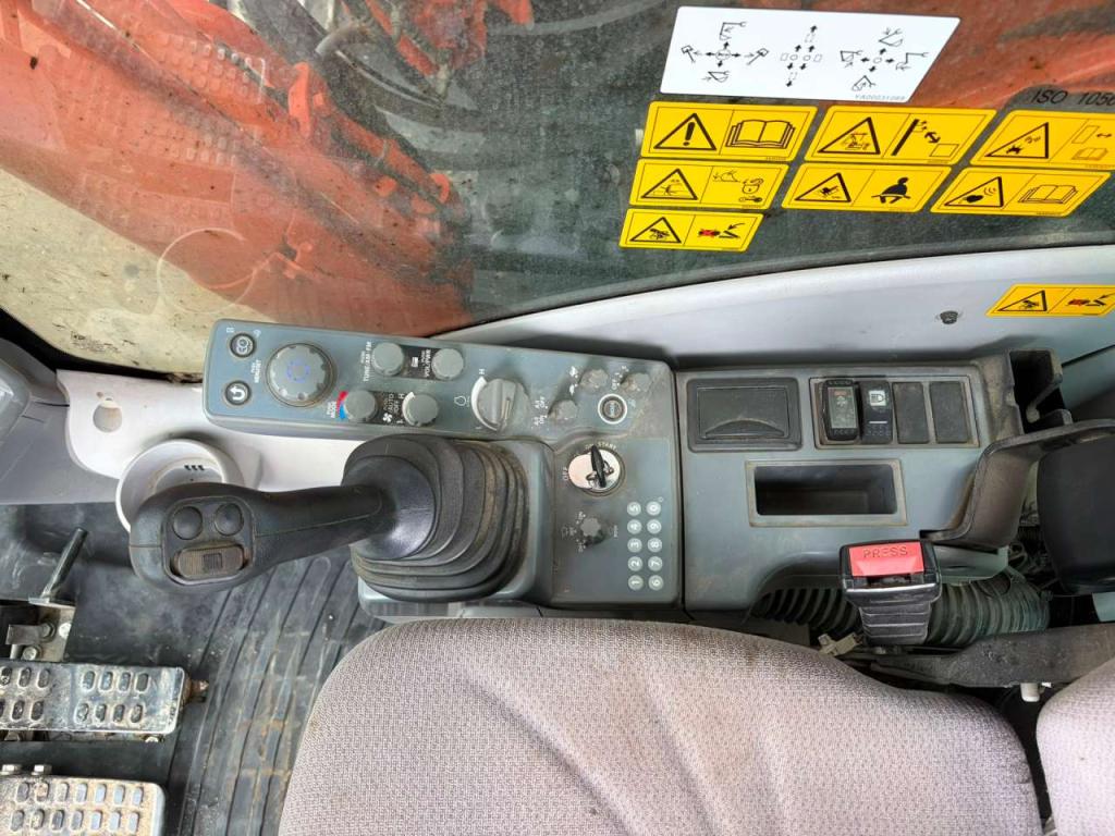 Hitachi ZX210-6 Photo 28