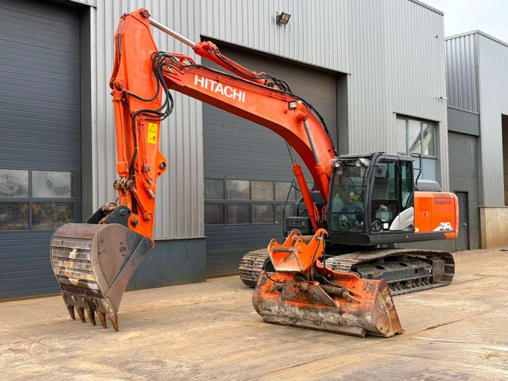 Hitachi ZX210-6 Photo 3