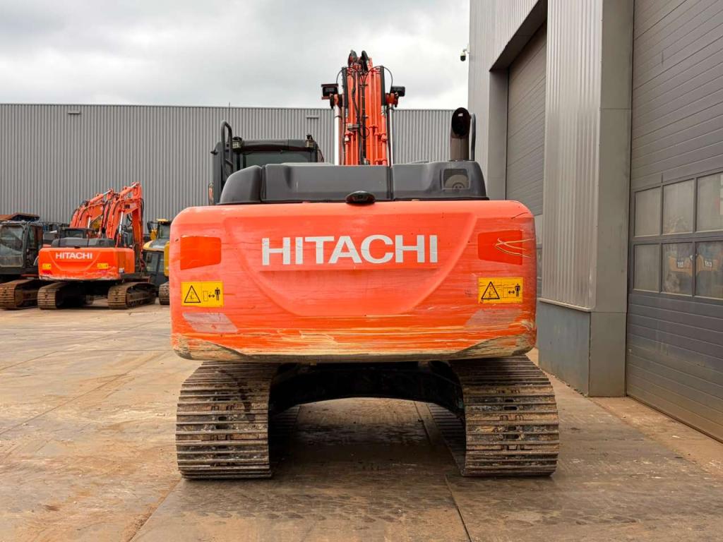 Hitachi ZX210-6 Photo 7