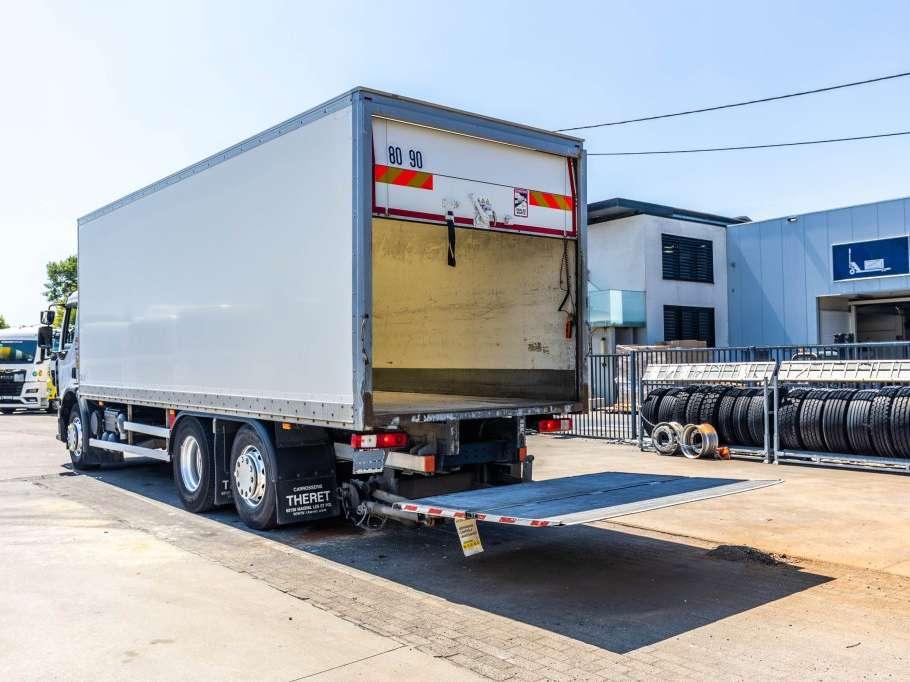 Renault D26.320-6x2+DHOLLANDIA 2T. Photo 11