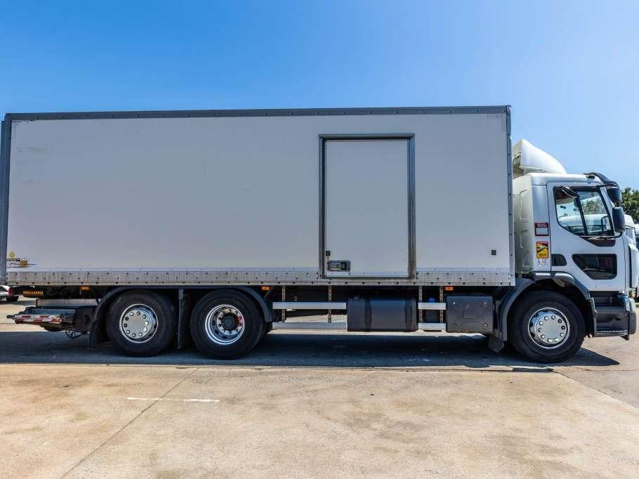 Renault D26.320-6x2+DHOLLANDIA 2T. Photo 6