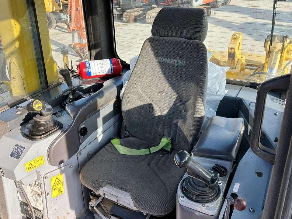 Komatsu D275AX Photo 13