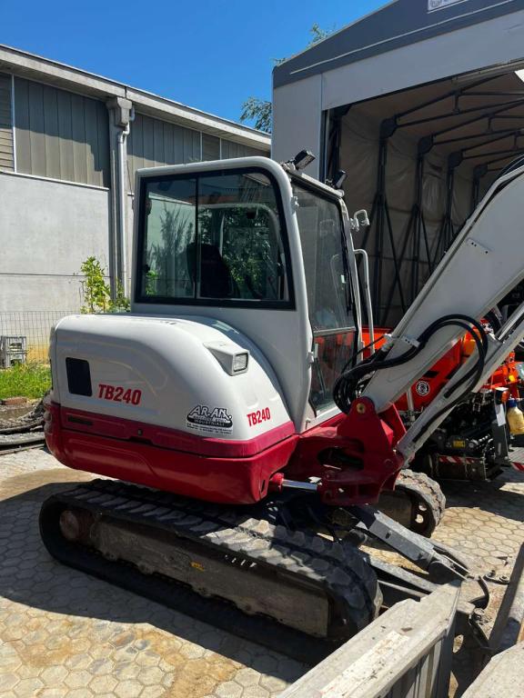 Takeuchi TB240 Photo 1