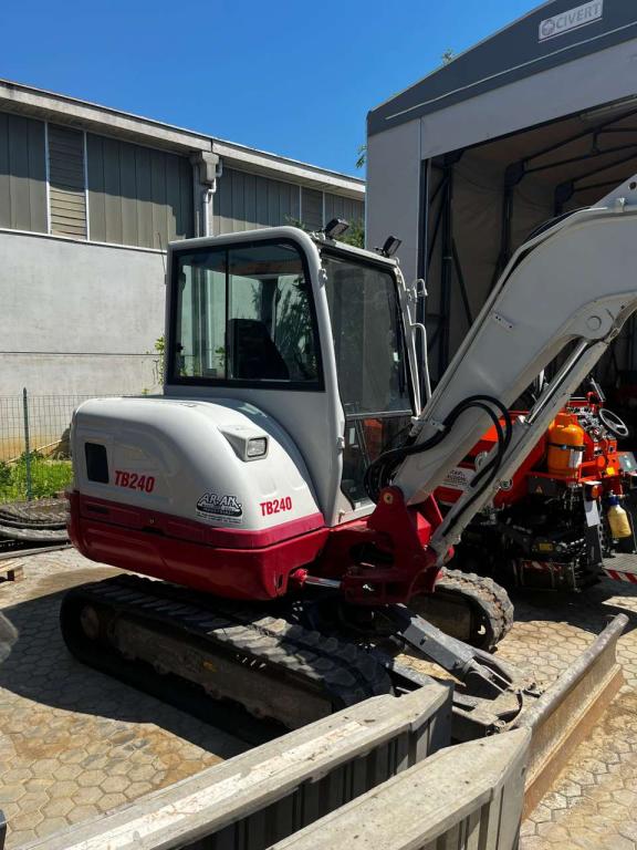 Takeuchi TB240 Photo 2
