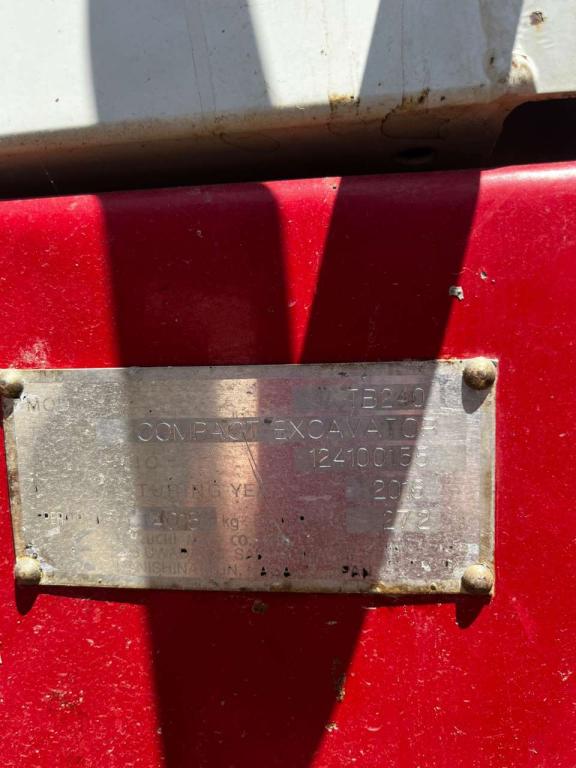 Takeuchi TB240 Photo 3