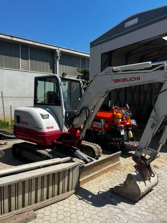 Takeuchi TB240 Photo 4