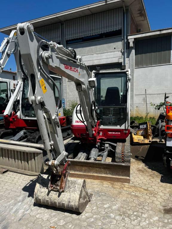 Takeuchi TB240 Photo 6