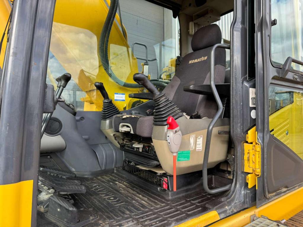 Komatsu PC240LC-10 Photo 19
