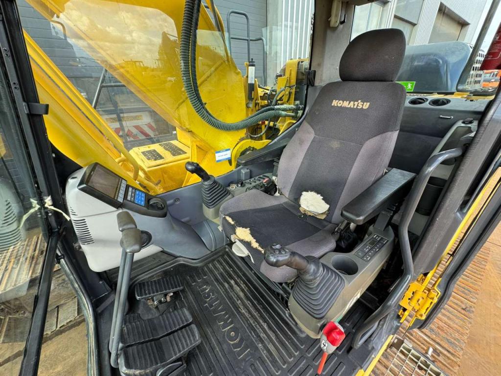 Komatsu PC240LC-10 Photo 20