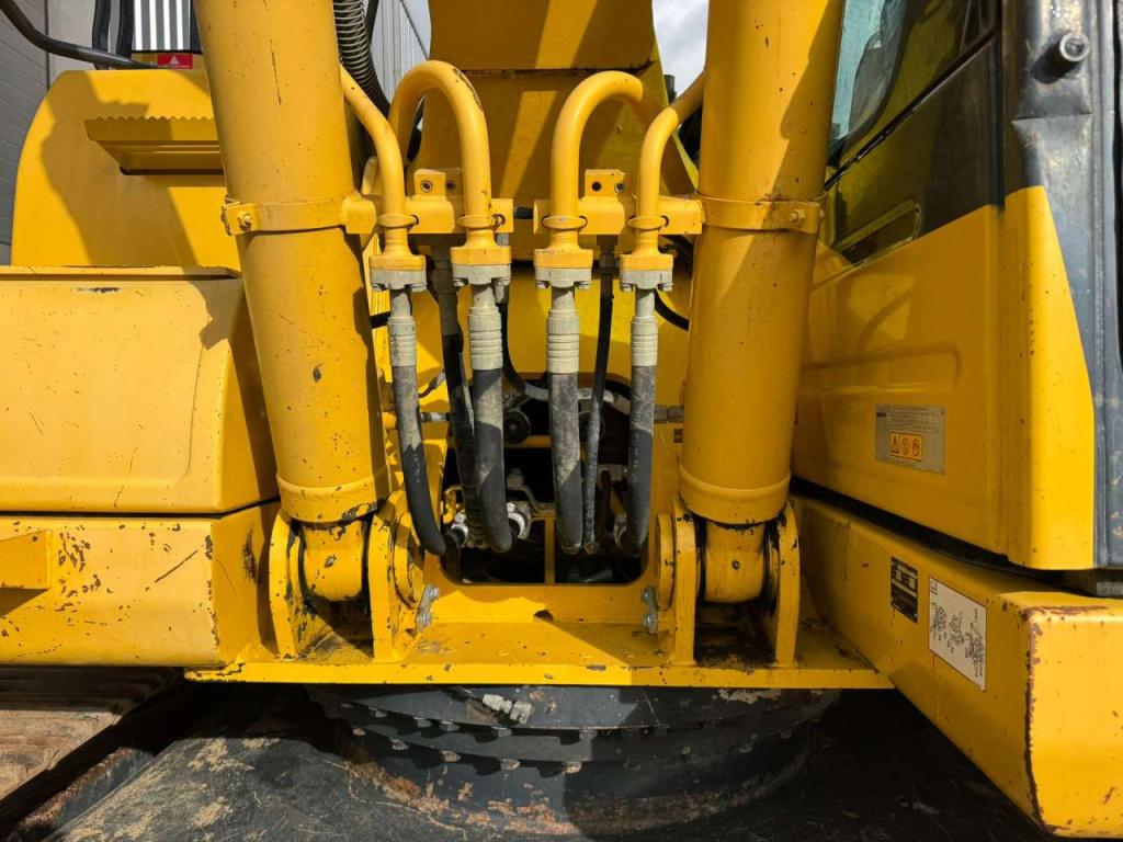 Komatsu PC240LC-10 Photo 9