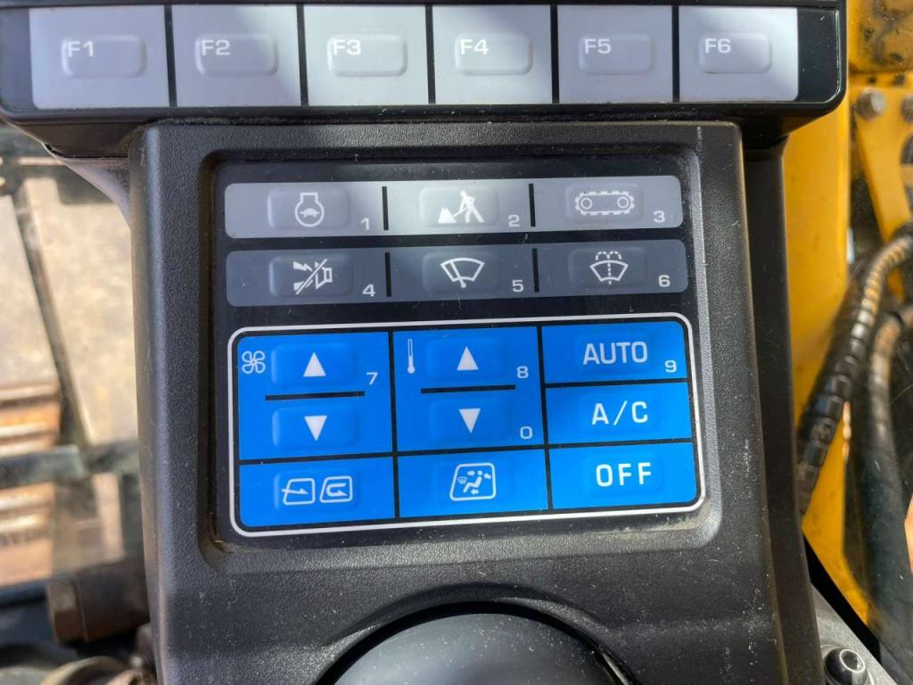 Komatsu PC490LC-10 Photo 22