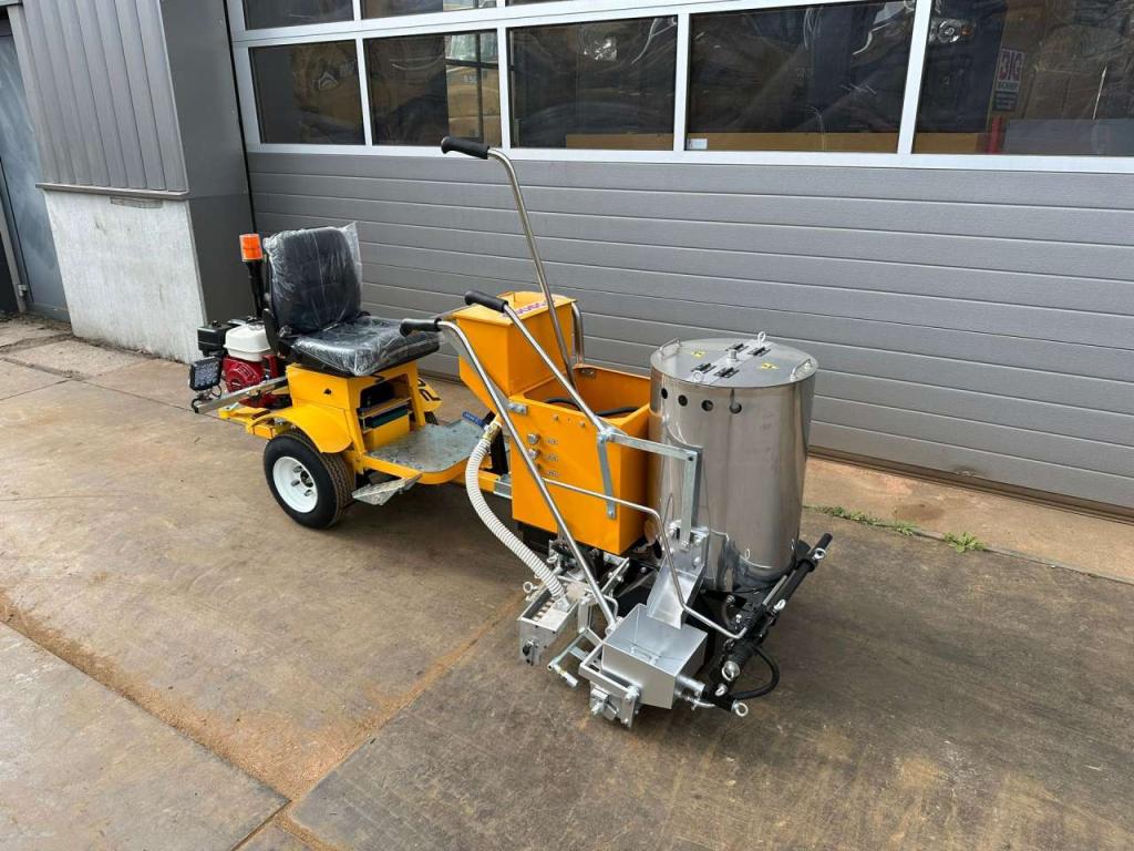 Giga Power 860 Road Marking Machine Photo 4