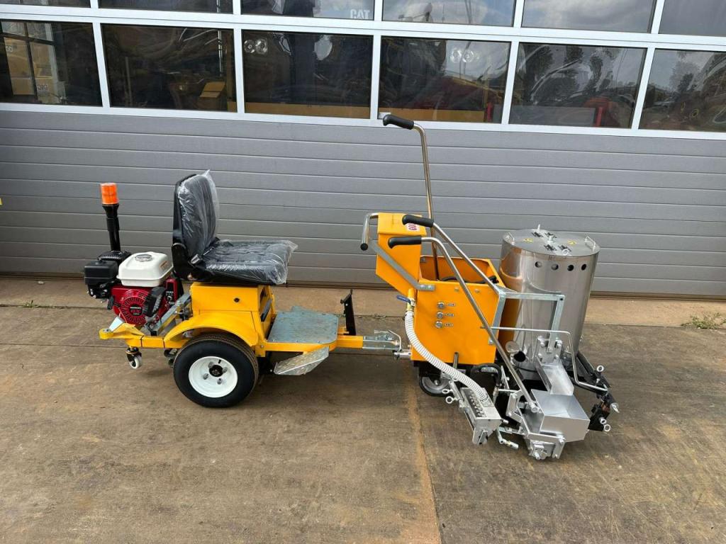 Giga Power 860 Road Marking Machine Photo 5