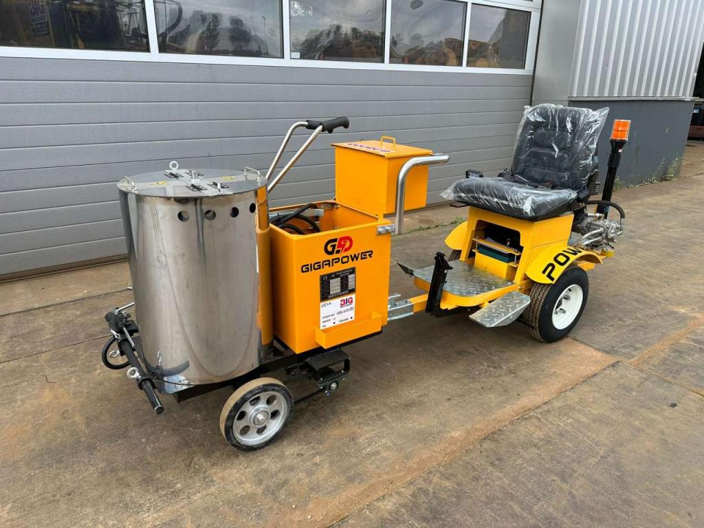 Giga Power 860 Road Marking Machine Photo 8