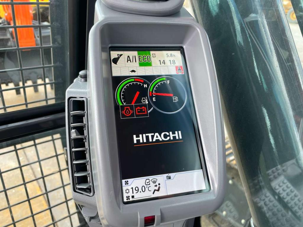 Hitachi ZX220LC-5G Photo 25