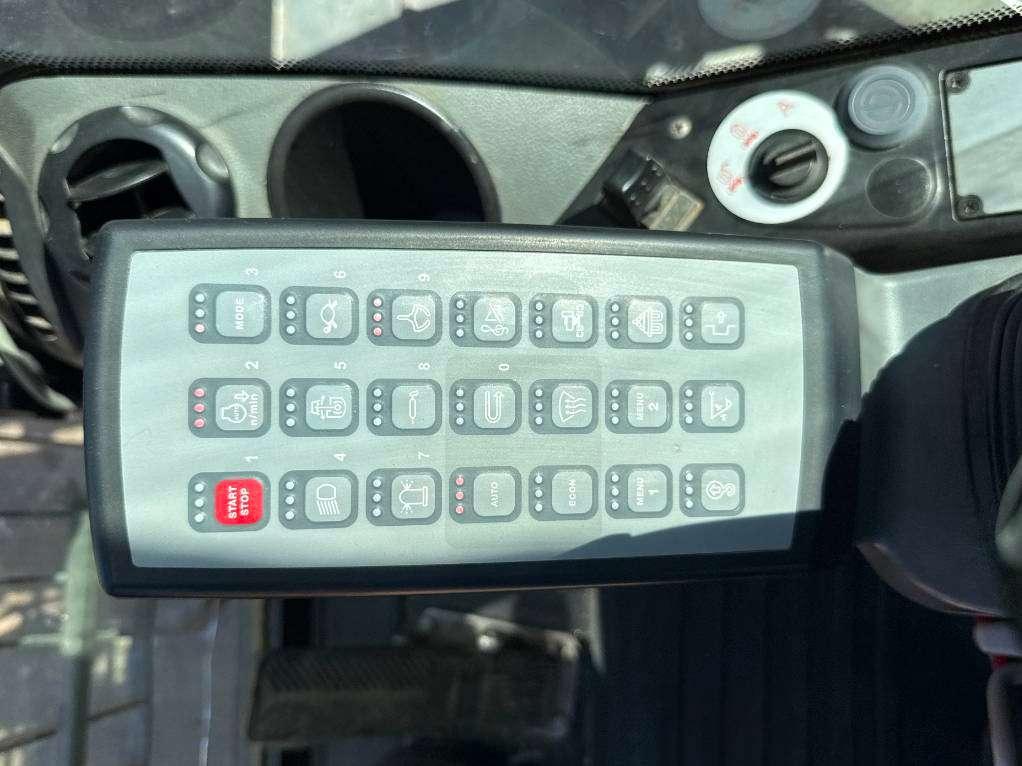 Liebherr LH22 Litronic - Automatic Greasing / Tilting Cab Photo 13
