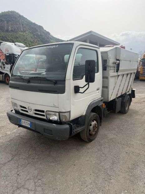 Nissan Cabstar Photo 1
