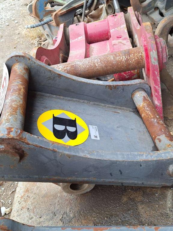 S60 for 12-18 ton excavators Attachment plate Photo 1