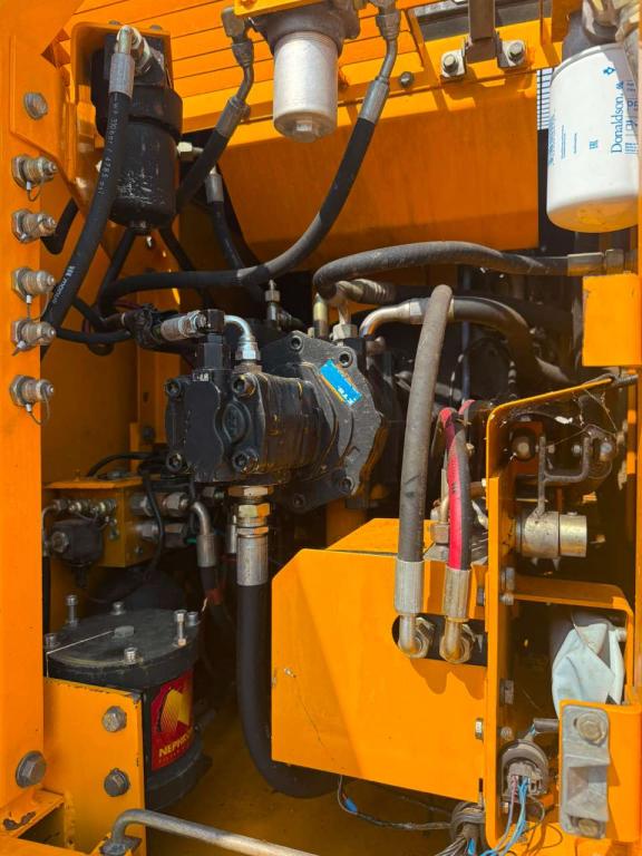 JCB JS130W Photo 16