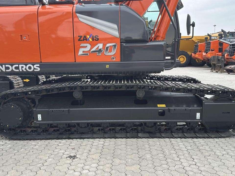 Hitachi ZX240N-7 Photo 4