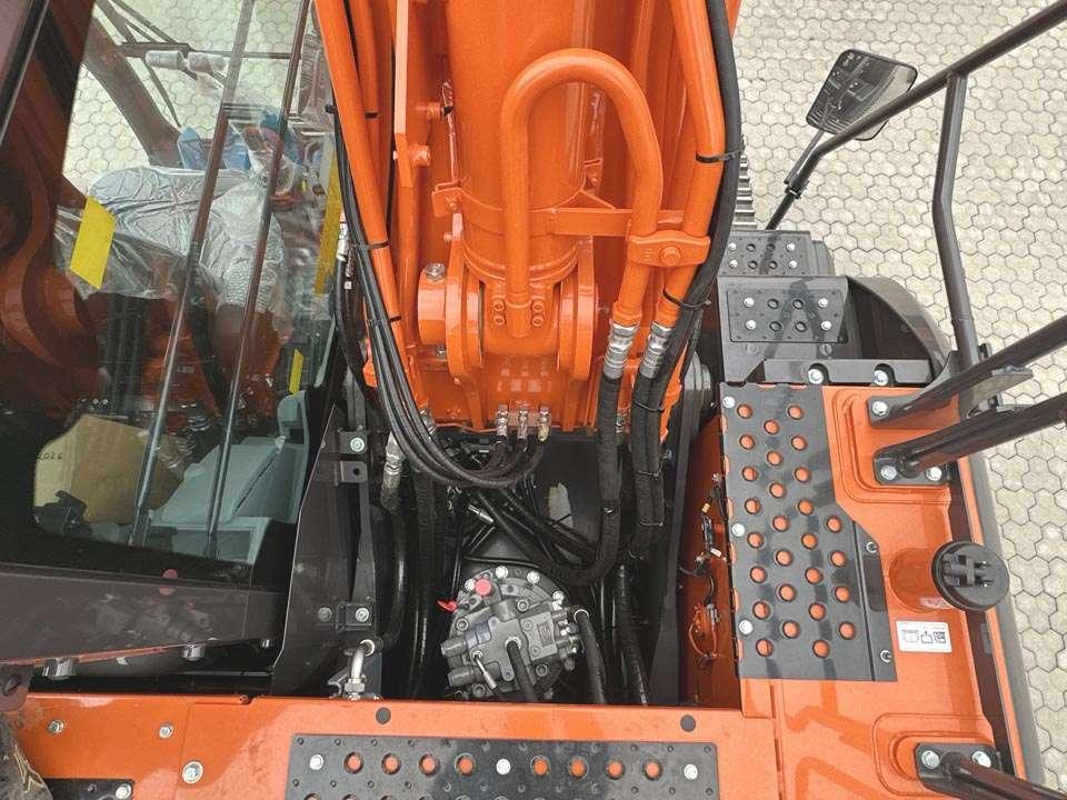 Hitachi ZX240N-7 Photo 9