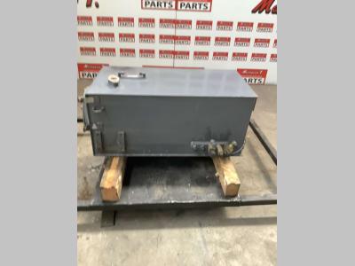 Réservoir de huile pour Komatsu PC228-3 en vente par Massucco T. Srl Area Ricambi
