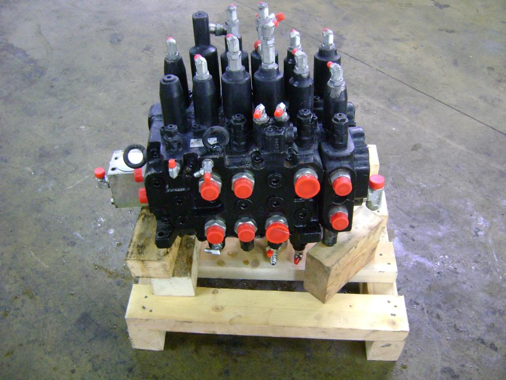 Distributeur hydraulique pour New Holland E 245 / E 215 Photo 1
