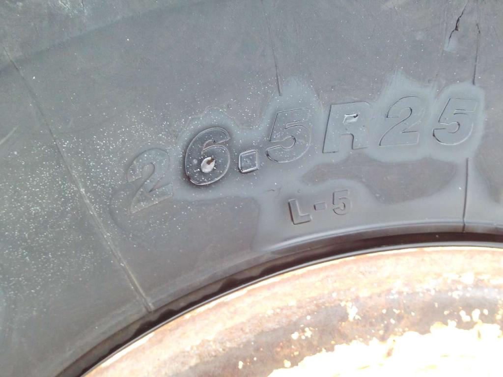Pneu avec jantes pour New Holland W270B  - 26.5R25 Photo 4