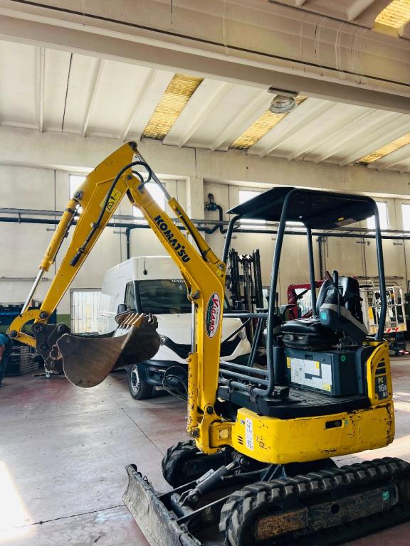 Komatsu PC16R Photo 1