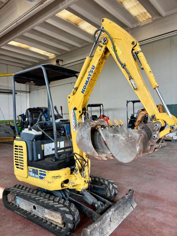 Komatsu PC16R Photo 2