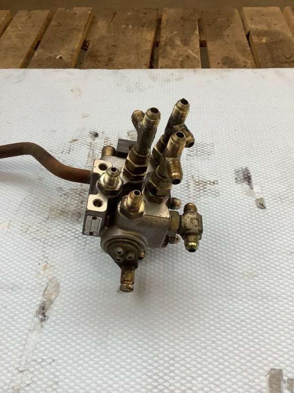 Vanne servopilotée pour Hitachi ZX135US Photo 3