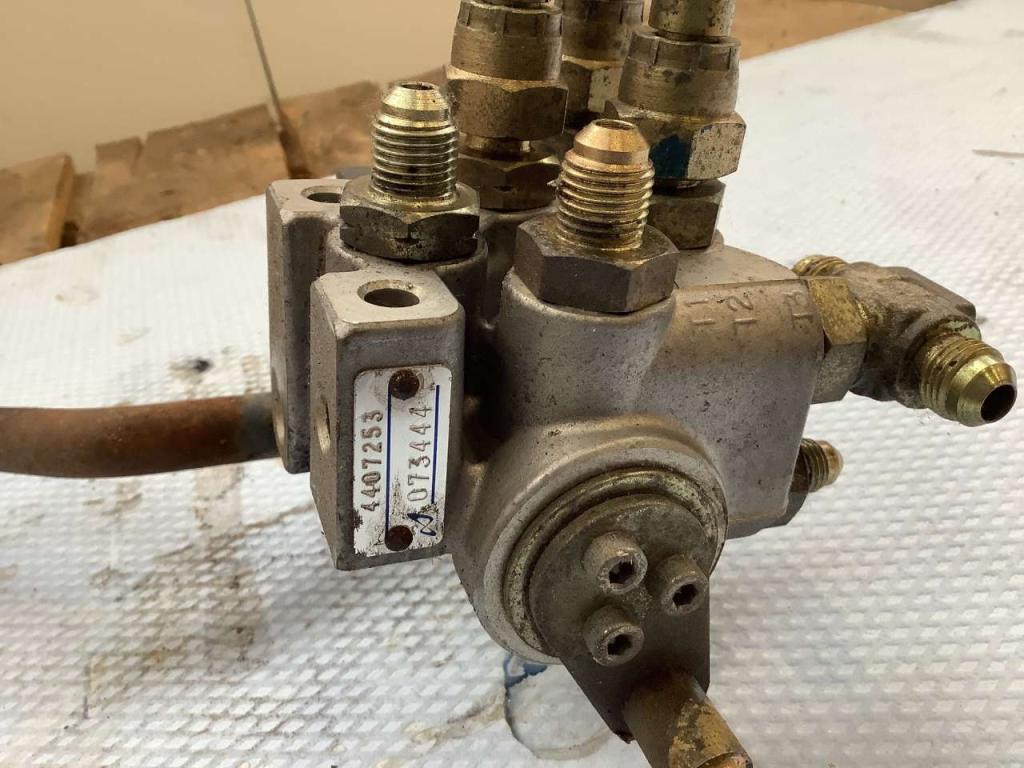 Vanne servopilotée pour Hitachi ZX135US Photo 4