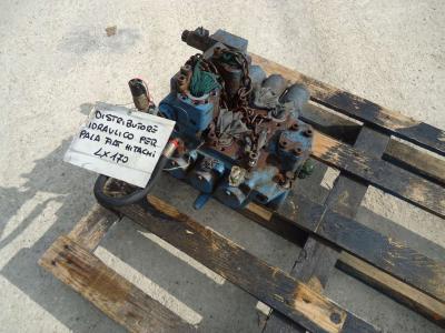 Distributeur hydraulique pour Hitachi LX170 en vente par OLM 90 Srl