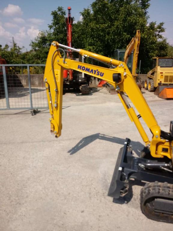 Komatsu PC16R-3HS Photo 3