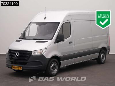 Mercedes-Benz Sprinter 215 CDI Automaat 150pk L2H2 MBUX Camera Airco Parkeersensoren CarPlay Euro6 L2 A/C en vente par BAS World B.V.