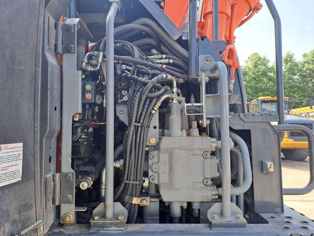 Hitachi ZX170W-5B Photo 20