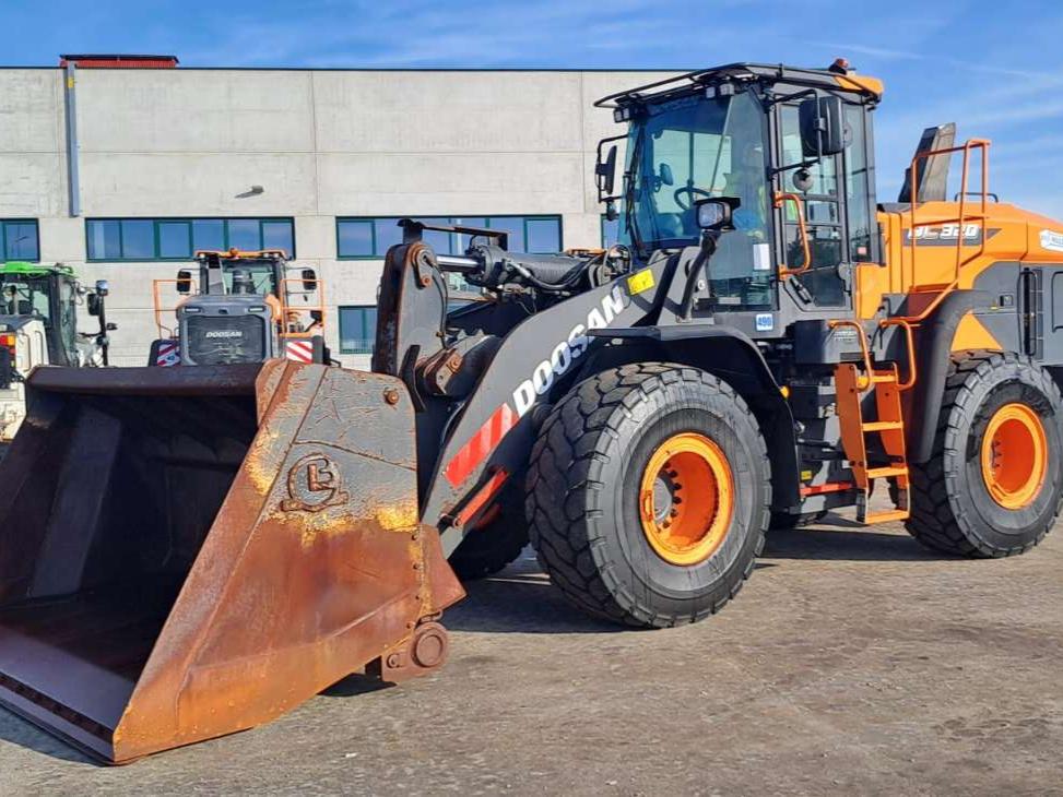 Doosan DL320-7 Photo 1